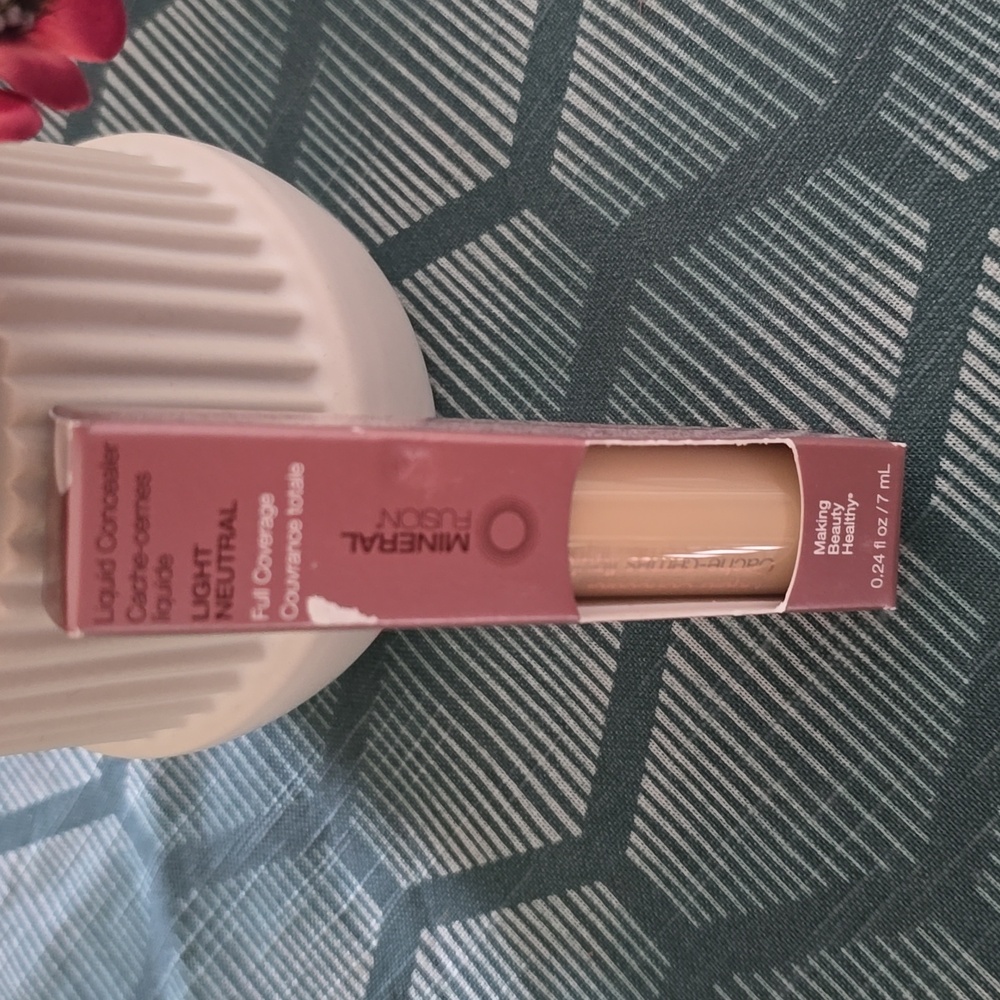 MINERAL FUSION BRAND WOMEN'S LIQUID CONCEALER FULL COVERAGE SHADE LIGHT NEUTRAL
